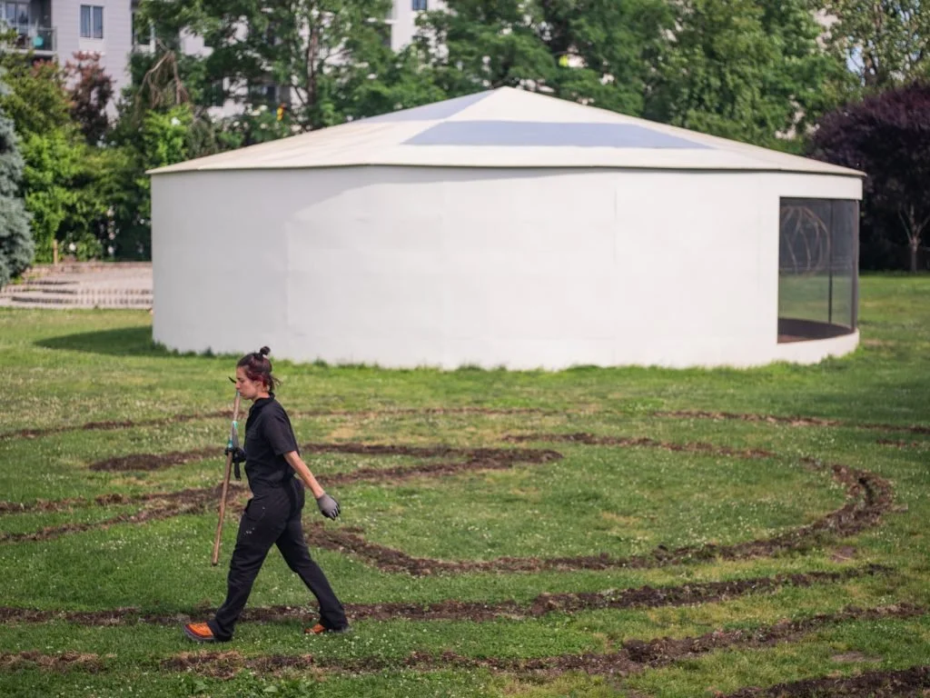  Raphaela Melsohn  Querido Hélio, I made a subterranean floorplan , June 17 – June 22, 2022 (Earthwork) Crédito: Júlia Pontés. Cortesia do Socrates  