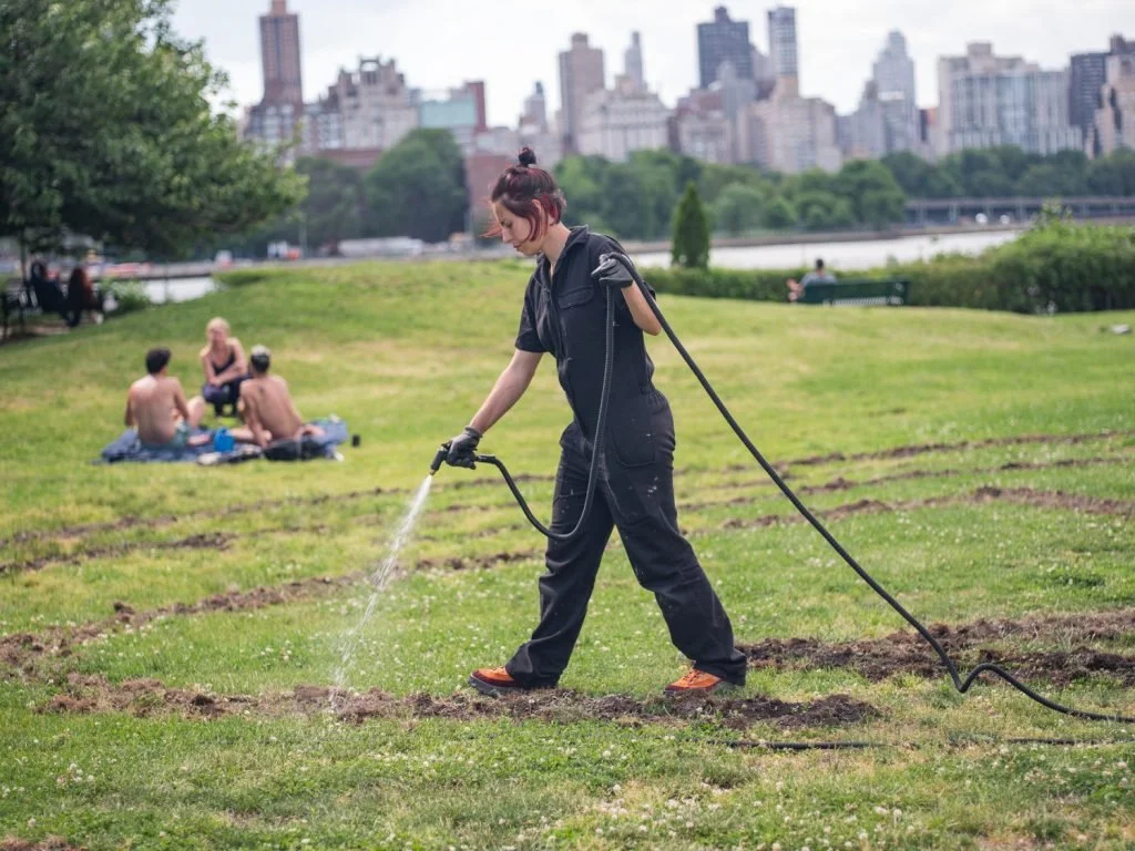  Raphaela Melsohn  Querido Hélio, I made a subterranean floorplan , June 17 – June 22, 2022 (Earthwork) Crédito: Júlia Pontés. Cortesia do Socrates  