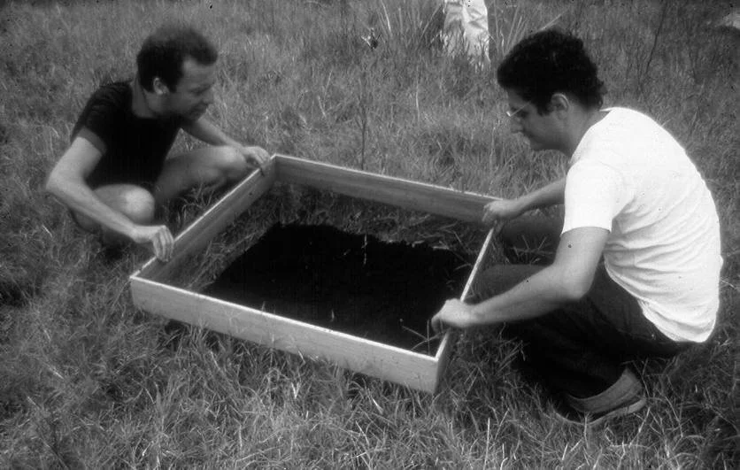  Contra Bólide Nº 1 – Devolver a Terra à Terra, 1979, realizado no Aterro do Caju, Rio de&nbsp; Janeiro, durante o evento Kleemania. Foto: Andreas Valentin. 
