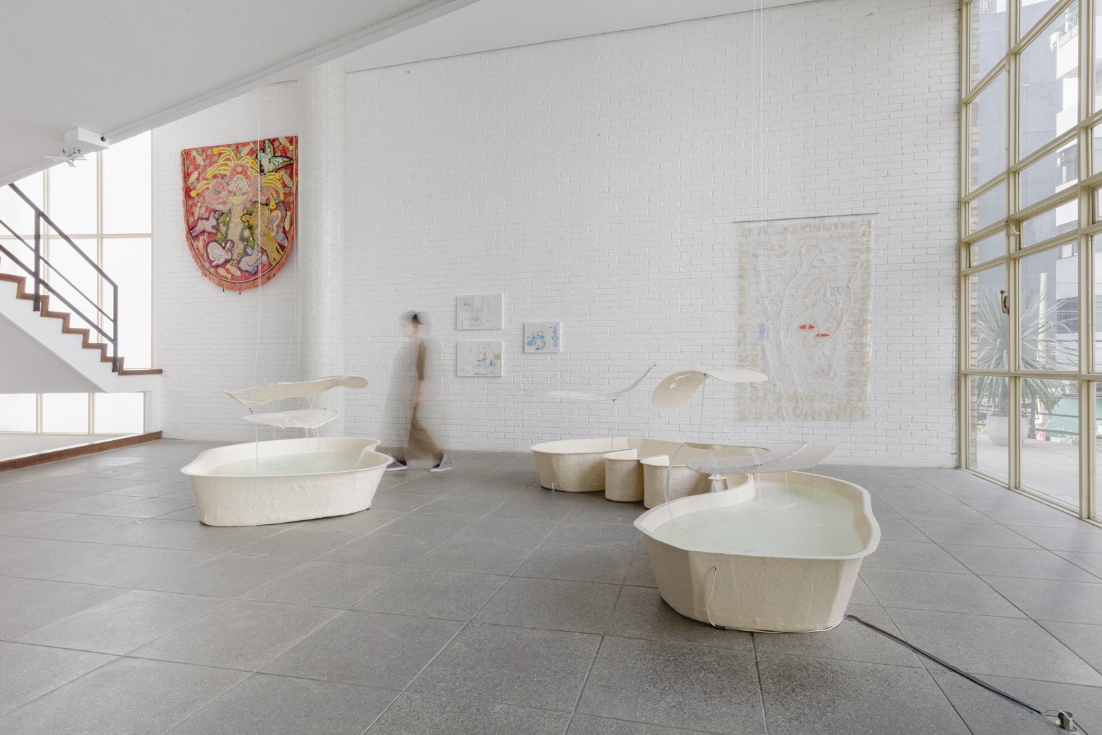  Raphaela Melsohn,  enxurrada, goteira, gozo , 2021 como parte da coletiva  A margem é mais larga que o vão . Curadoria deTalita Trizoli no IAB e Galeria Central (São Paulo, Brasil), 2021. Foto: Ana Pigosso. Cortesia da artista e da Galeria Central. 