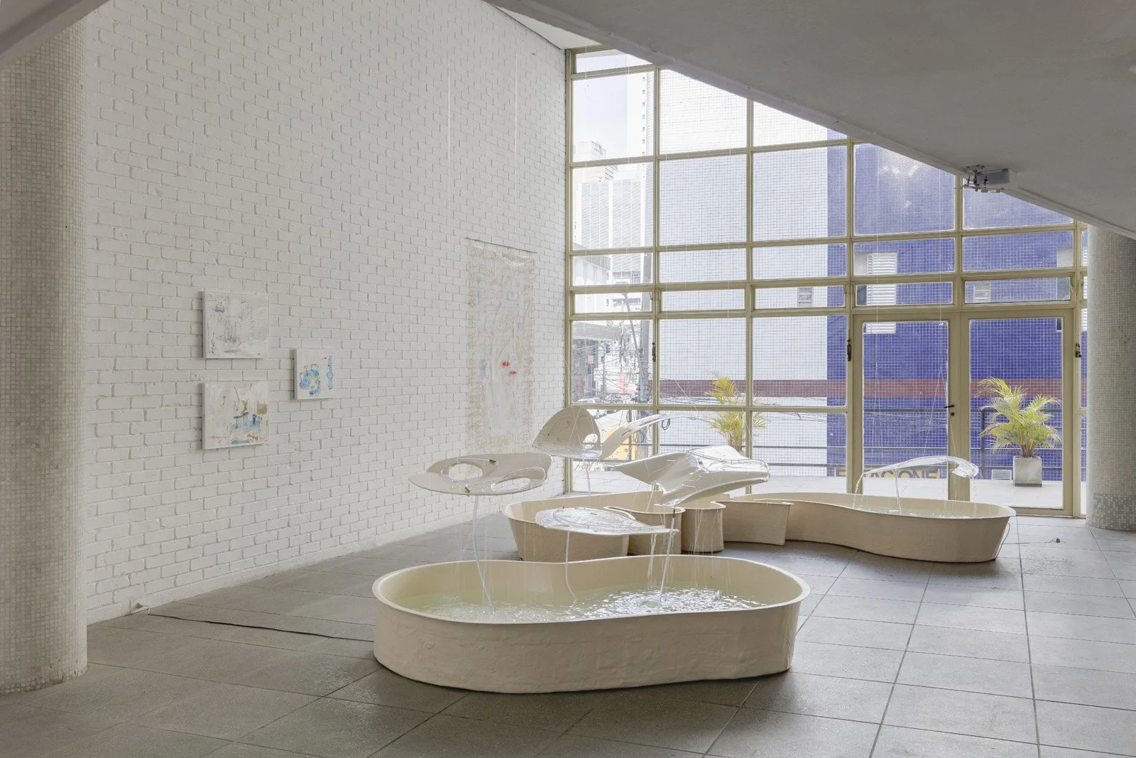  Raphaela Melsohn,  enxurrada, goteira, gozo , 2021 como parte da coletiva  A margem é mais larga que o vão . Curadoria deTalita Trizoli no IAB e Galeria Central (São Paulo, Brasil), 2021. Foto: Ana Pigosso. Cortesia da artista e da Galeria Central. 