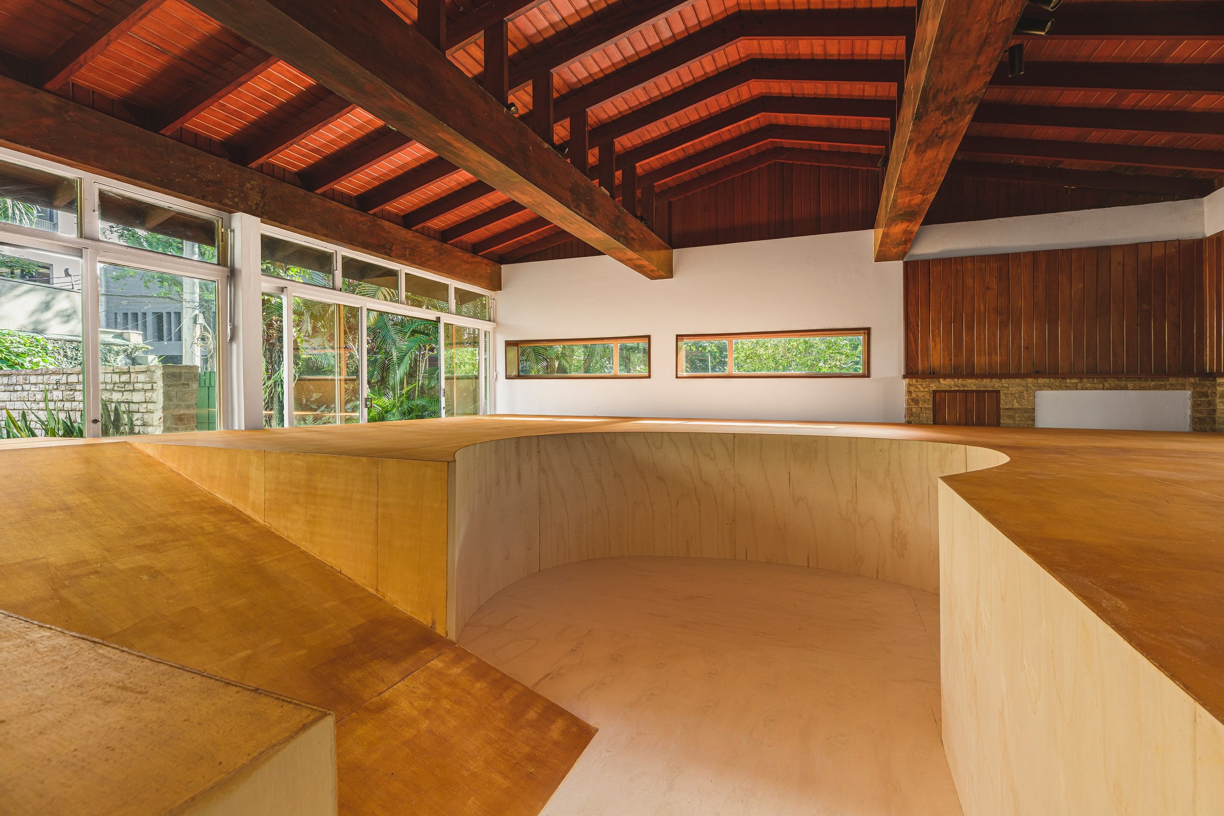   uma casa feita de chão , exposição individual de Raphaela Melsohn, na galeria Marli Matsumoto, São Paulo, Brasil, 2023. Foto: Ana Pigosso. Cortesia da artista e da galeria Marli Matsumoto. 