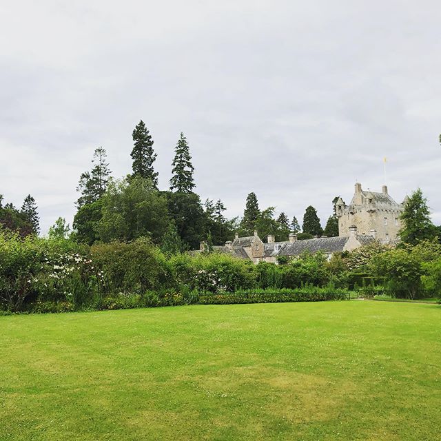 Visiting the Cawdor Castle with my cutie pie parents and fam. &hearts;️ getting to experience new places and things with family is the best!! @jeffjones222 @crystajones1 &bull;
&bull;
&bull;
&bull;
&bull;
#scotland #cawdorcastle #musicianinscotland #