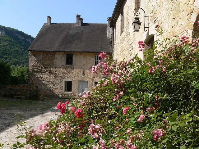 Baume-les-Messieurs_--_abbaye_05.jpg