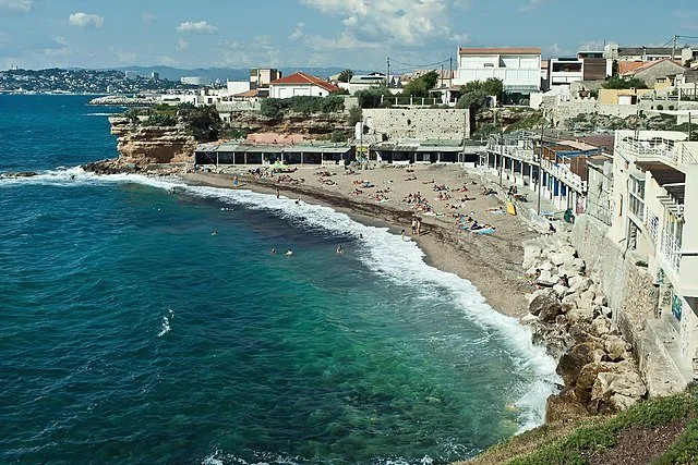 640px-Beach_of_Bonne_Brise,_Marseille,_France.jpg