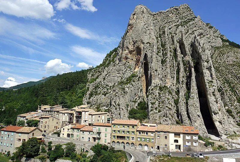 France-002927_-_Rock_of_La_Baume_(15926586229).jpg