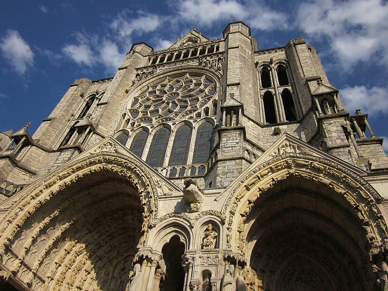 chartres-cathedral-1120139_1280.jpg