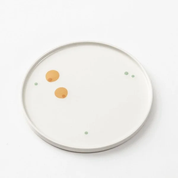 dots-pletter-service-tableware-stel-porcelain-keramik-ceramic-plate-tallerken-20cm-lars-rank-hvid-med-orange-pletter-gron_1024x1024.jpg