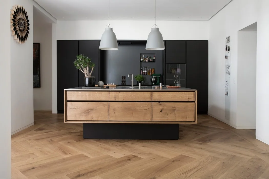In a herringbone pattern the ends are cut straight and placed in a staggered zigzag pattern. The zigzag adds visual interest and makes the overall design of the kitchen more dynamic. Photo and oak floor with natural oil finish by Dinesen.