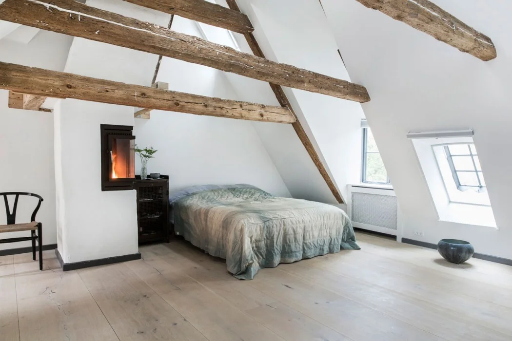 Here the wide oak planks have been lightened with a white oil finish. Together with the straight planks it creates a cool and calm feel perfect for a bedroom. Photo and floor by Dinesen.