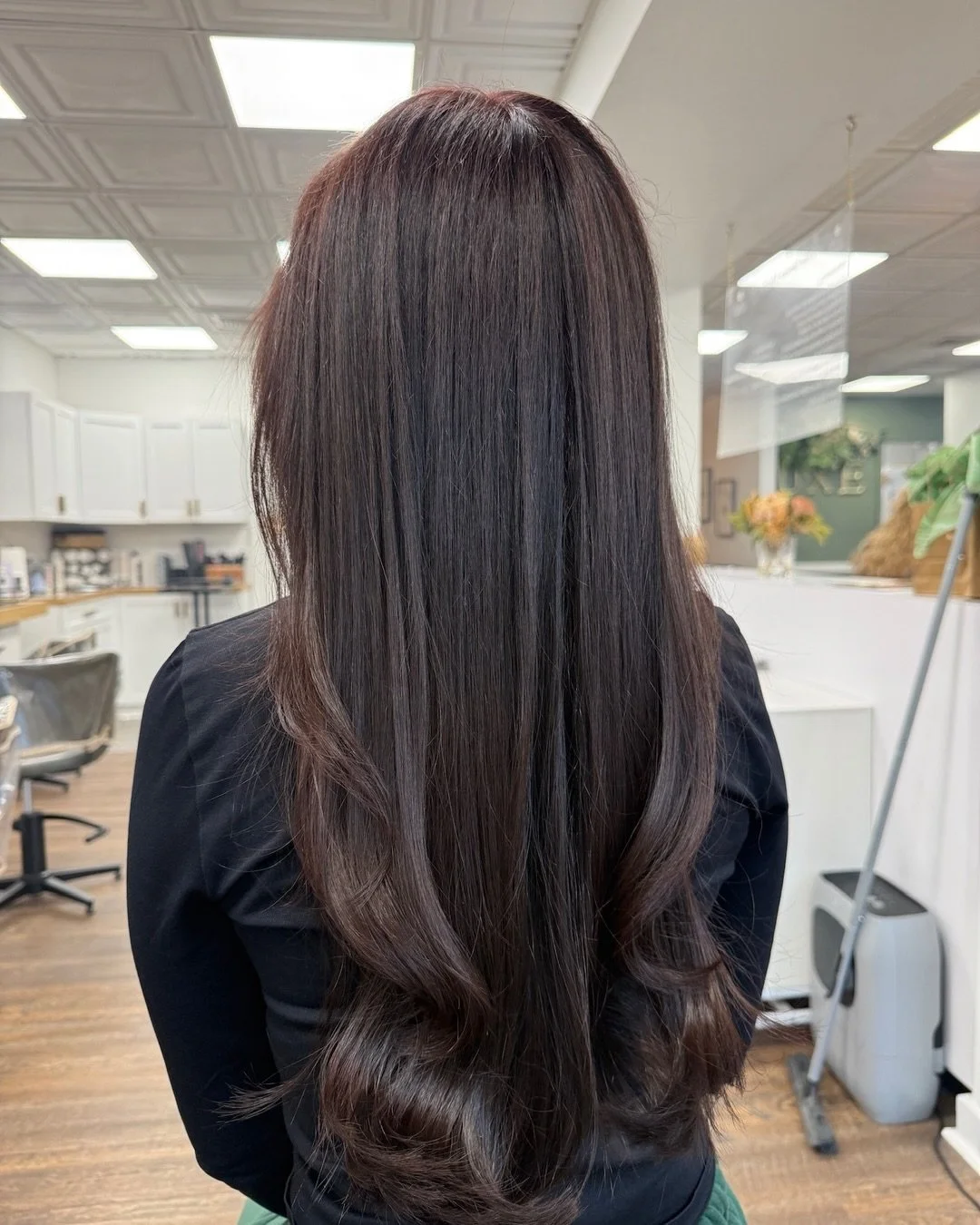 Fall is in full swing and it&rsquo;s the perfect time to refresh your color, trim summer ends, refresh your extensions + book your holiday appointments 🤍 Whatever that looks like for you &mdash; we are excited to see you this season. 

By @hairbychl