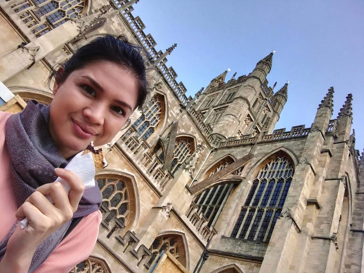 Eating my yummy "clotted ice cream" (<ilk, cream, and butter ice cream) in front of a medieval cathedral!