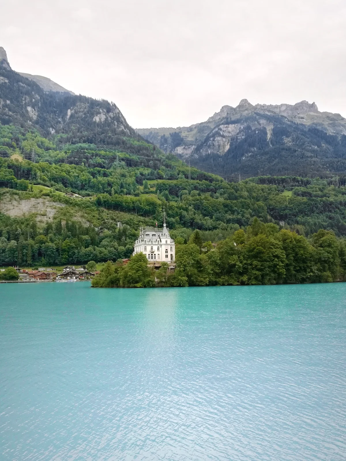 Cruising down lake Brienz