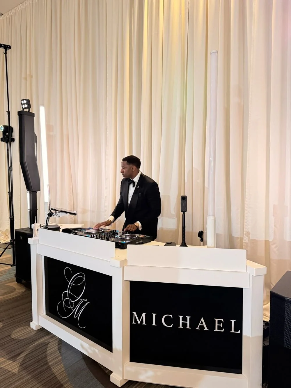 Signature-Monogram-Booth-Live.jpg