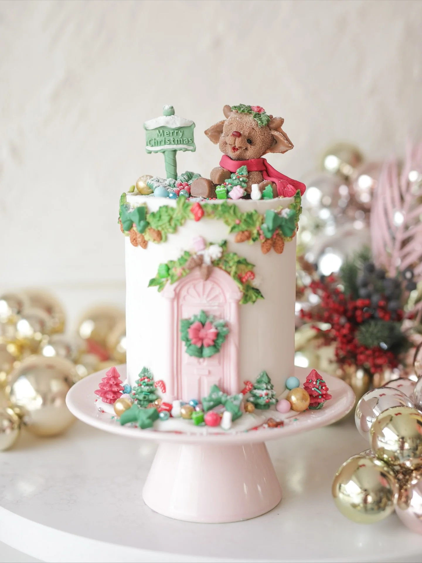 Let&rsquo;s get festive! 🎄✨ After so many distractions, we&rsquo;re finally ready 😁 This year&rsquo;s Christmas range is now live! Link in bio🎅🏼

#christmastreats #christmascake #christmasindublin #irishchristmas #christmasgiftideas #dublincakes 