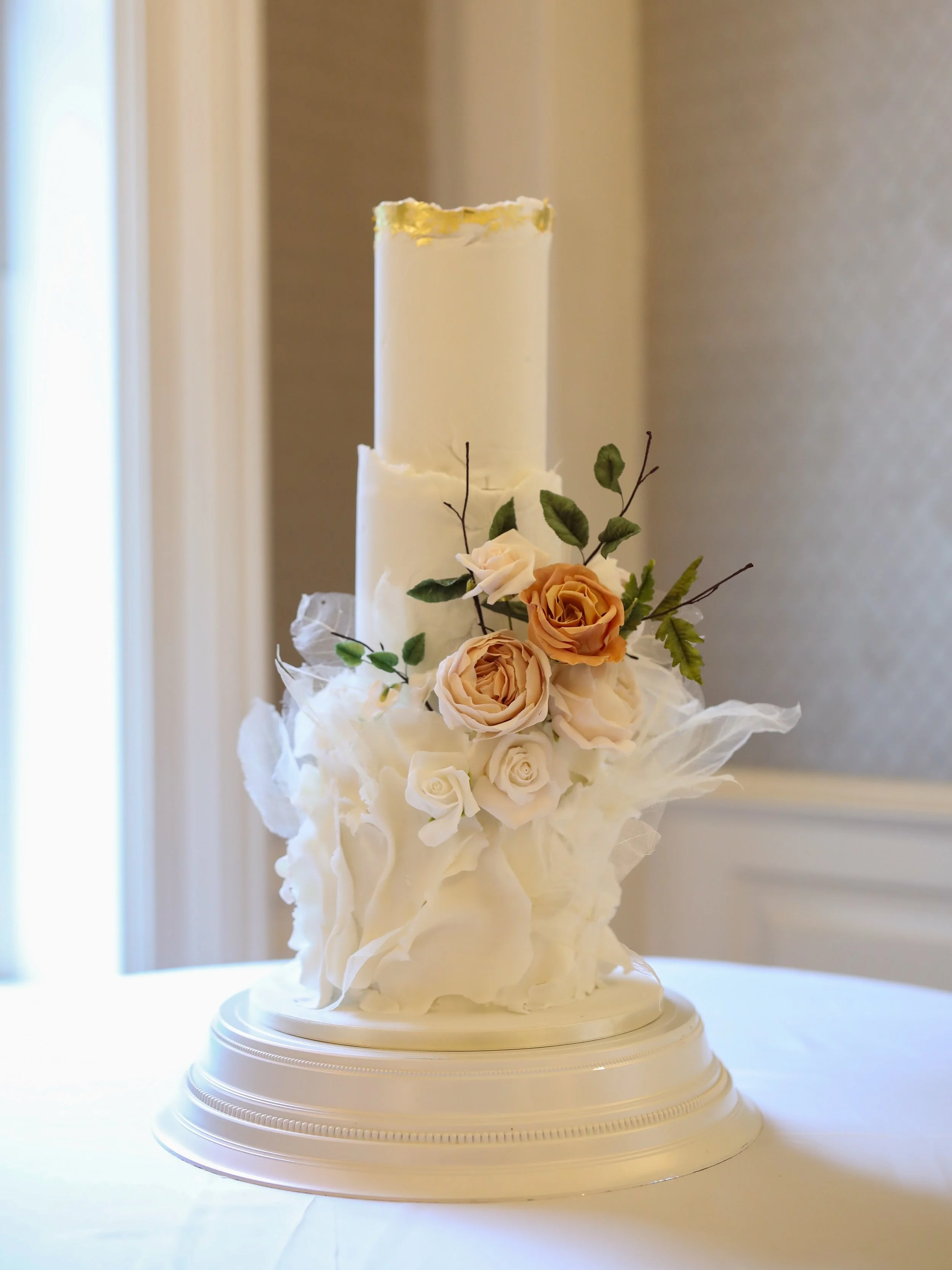 Soft autumn hues. Because autumn doesn&rsquo;t always have to be dark and moody 🍂🧡💛🤎

#luxuryweddingcakes #luxurywedding #irelandwedding #weddingsinireland #bride2027
