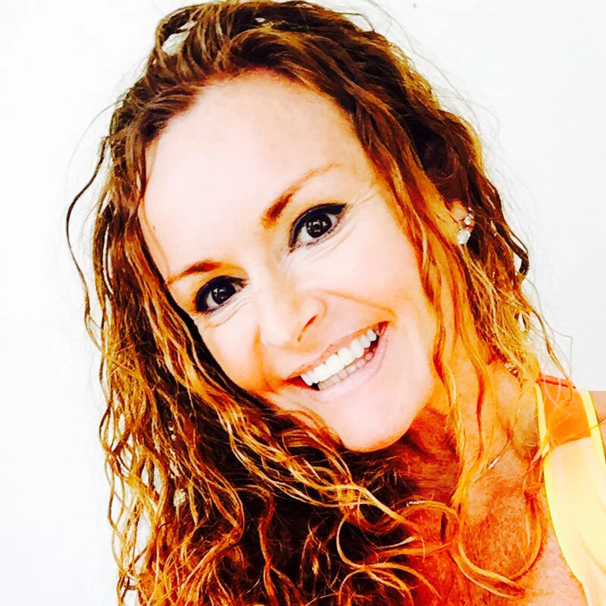 Christin Kalve Vår motivator og treningsekspert på denne reisen er Christin Marås Kalve som er en dyktig, erfaren og fargerik vestlandsdame. Utdannet instruktør og PT gjennom SAFS og SAFE. Christin brenner for hverdagsmagi og å gjøre trening og kosthold så inspirerende -lett og ukomplisert som mulig for flest mulig. Christin er kjent for å være en mester i å motivere andre med sin energi og enorme livs- og treningsglede. Christin holder bootcamp sykkelekspress og effektiv tabata denne helgen