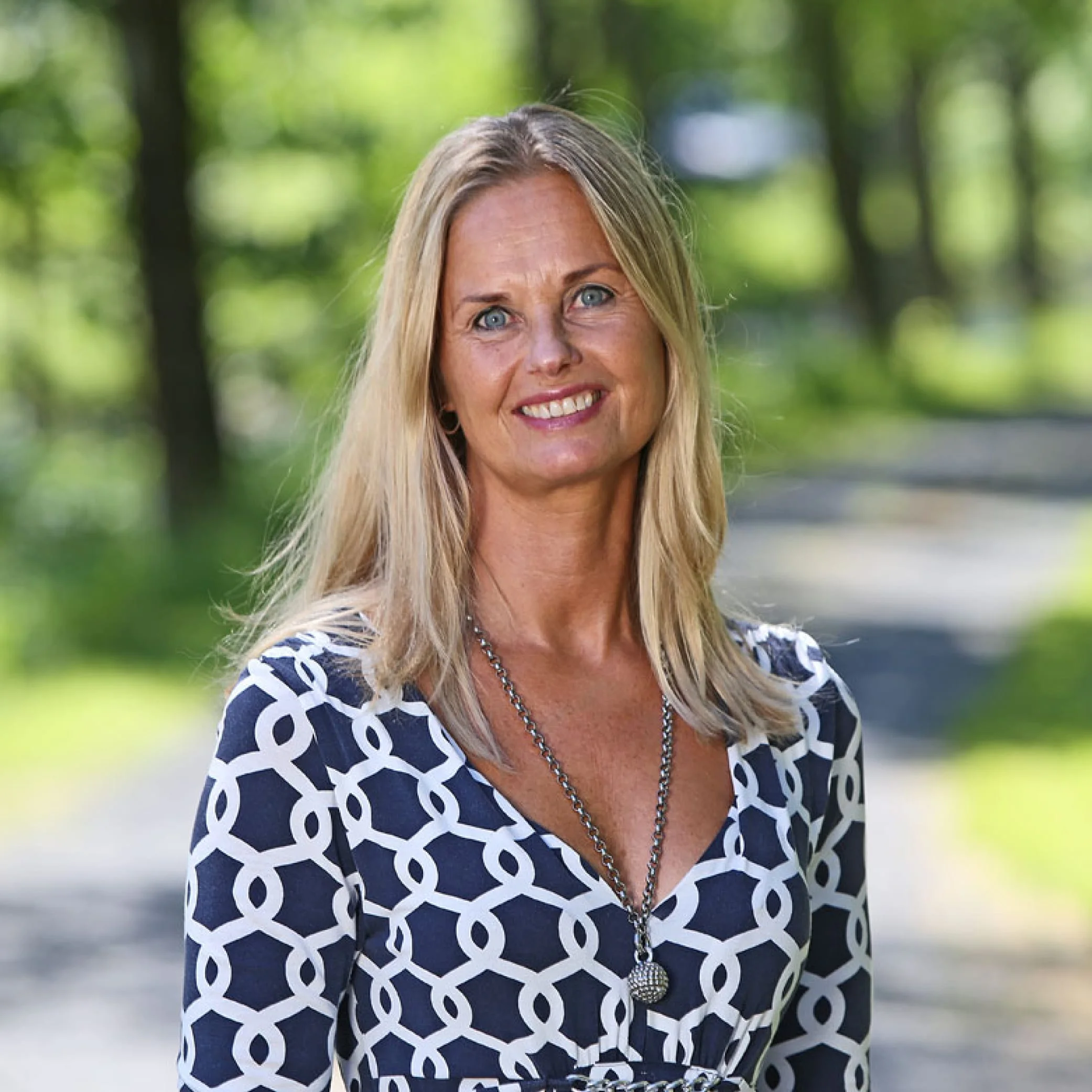 Mette Slinning Mette Slinning er genuint opptatt av å hente ut et større potensial hos organisasjoner, ledere, ledergrupper og enkeltindivider. Med ny innsikt i hvordan hjernen fungerer, blir vi mer bevisste på hva som er mulig og hva som stopper oss i hverdagen. Med ny kunnskap og innsikt, kan vi få til utvikling og endring på en enklere og mer inspirerende måte – og det er MINDFUL EMPOWERMENT! I helgen holder hun foredrag og mindfulnesstime for oss