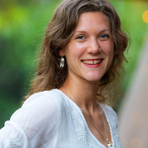 Rebecca van Eck Rebecca brenner for svett moro, og elsker trening der tia bare flyr. Hennes motto er «GOOD VIBES ONLY». Good Vibes skinner gjennom uansett om det er på Yoga, Afro eller Bollywood, eller Girlpower dans som hun underviser i denne helgen. I helgen holder hun foredrag om hvordan stress og følelser lagres fysisk i kroppen, og hvordan det kommer til uttrykk i form av smerte. Du får lære teknikker på hvordan vi løsner opp og slipper tak, både i foredrag og på yogatimer.