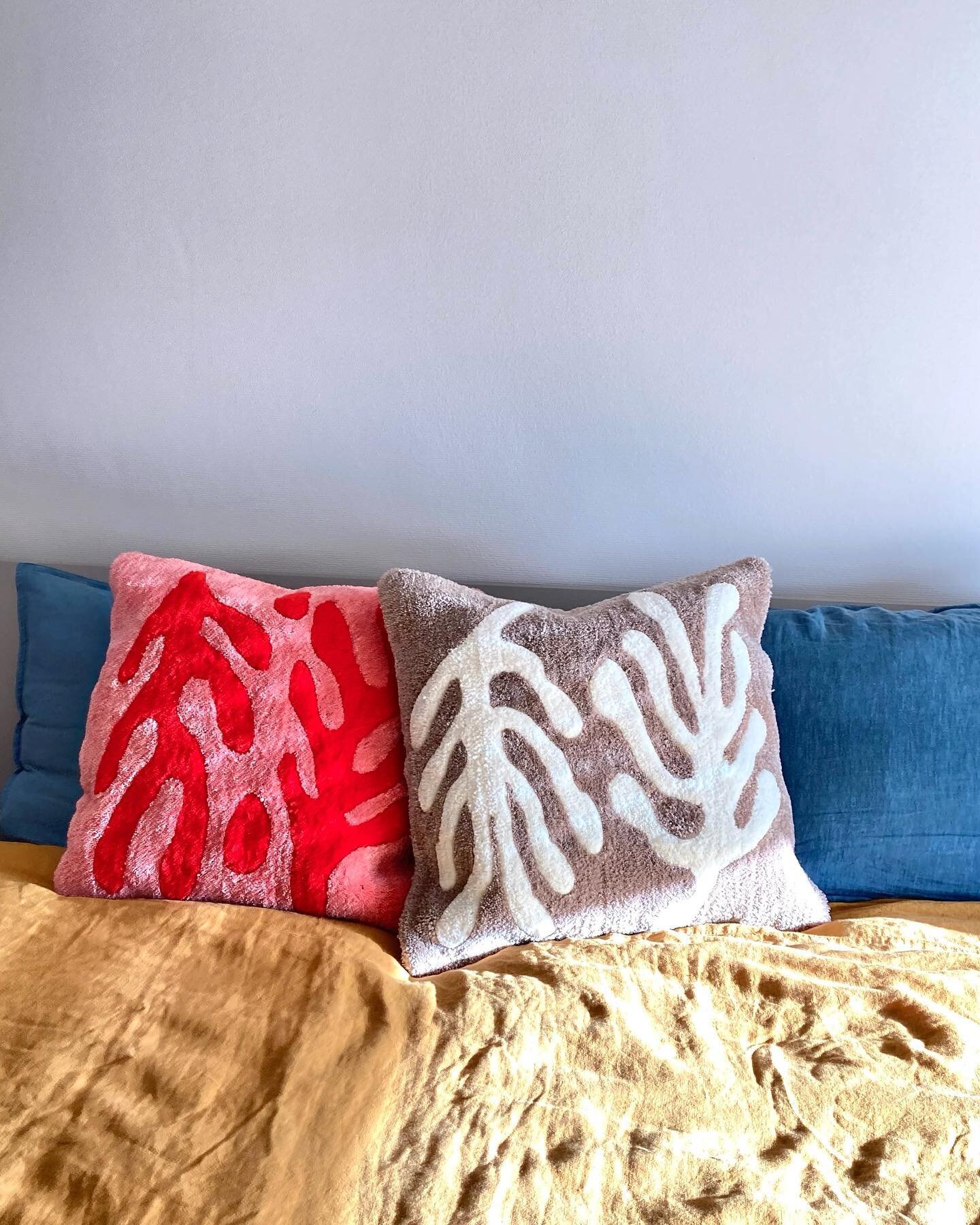 ☻ tufted pillows ☻
🛒 find them on my Etsy shop or send me a direct message to purchase! 

Size📏: 60 x 60cm
Technique : Tufting 
Acrylic wool, cotton velours backing 
💸 : 150&euro; 

Etsy: shopjudesigns 🌸
Tufting account: @ju_tufting 

#tufting #t