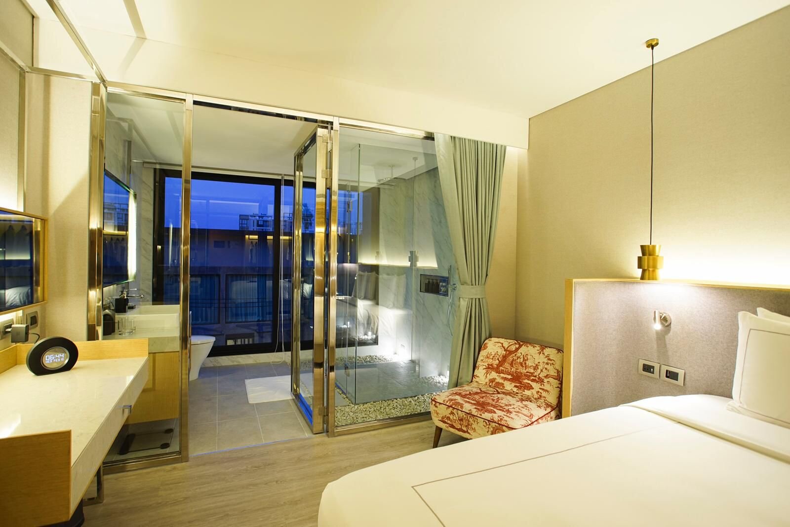 Akyra Manor Hotel Chiang Mai Deluxe Room 3.jpeg