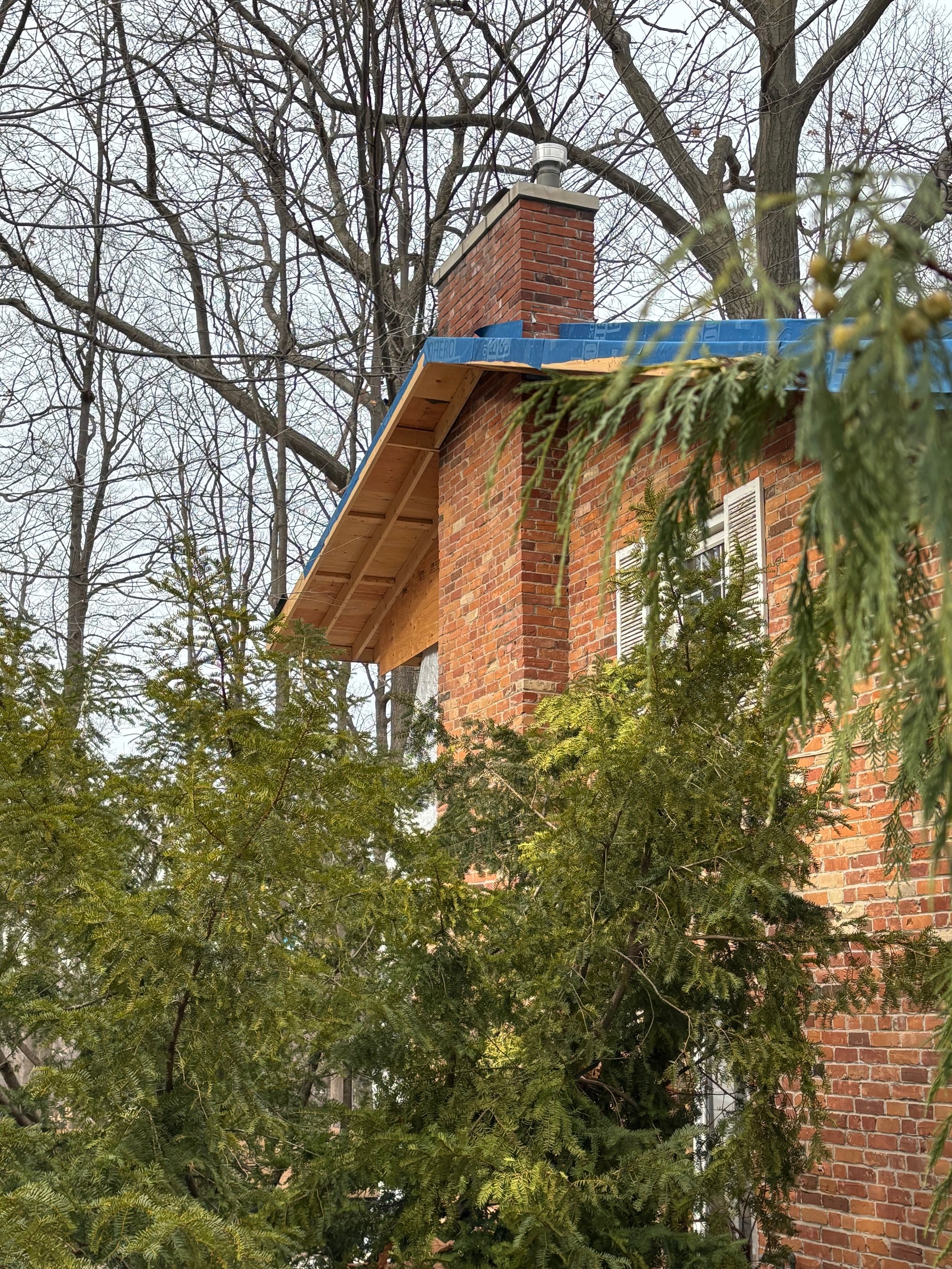 sagebrush-wayback-architects-house-toronto-don-mills-construction-exterior-overhang.jpg