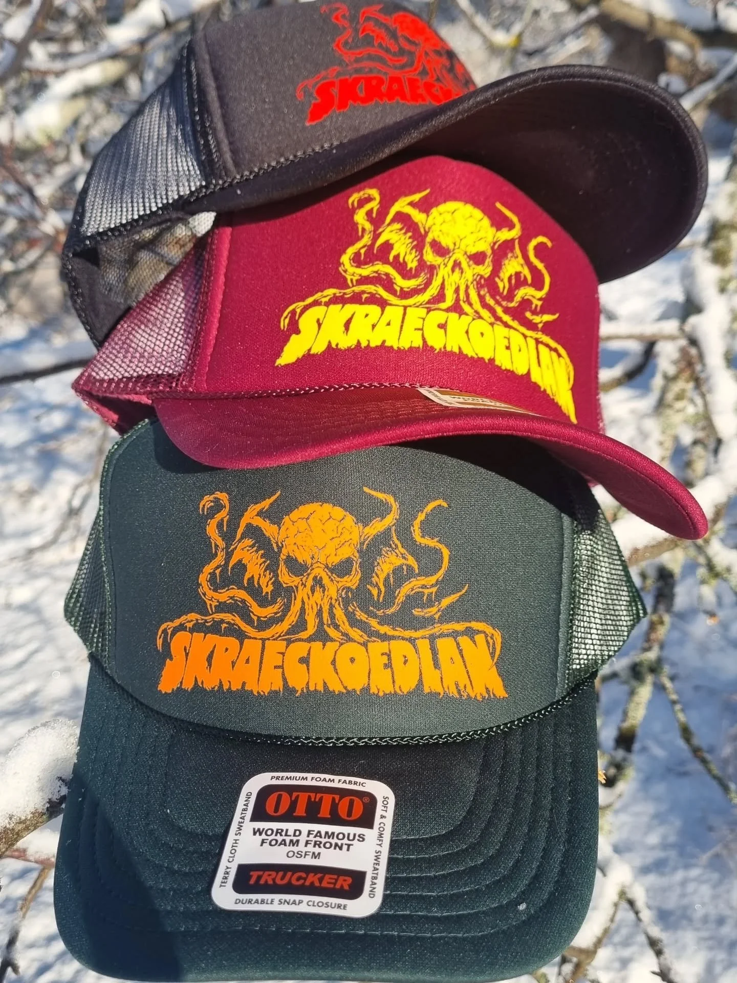 Truckerkepsar av v&auml;rldens b&auml;sta @mangobeard
Vi tar med dem p&aring; alla v&aring;rens spelningar🌵🚀