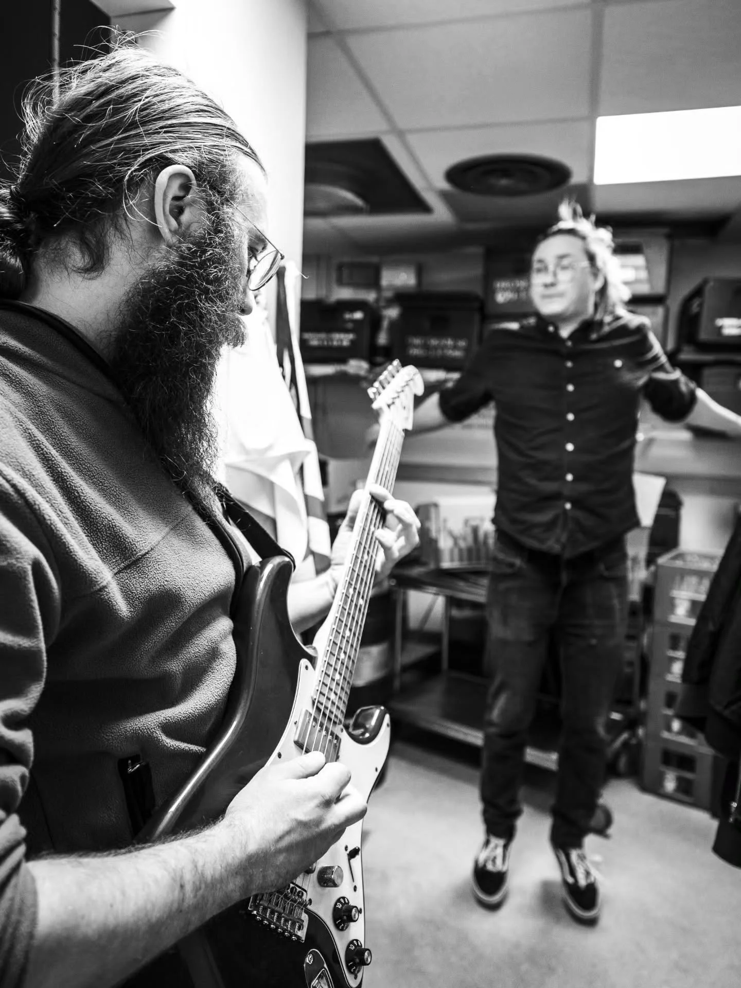 I helgen kan du f&aring; se Erik uppv&auml;rmd i b&aring;de &Ouml;rebro och Lund. Med oss har vi v&aring;ra goda v&auml;nner I @gaupaband

Biljetter finns via l&auml;nk I bio. 

📷@alexandra.m.petersen