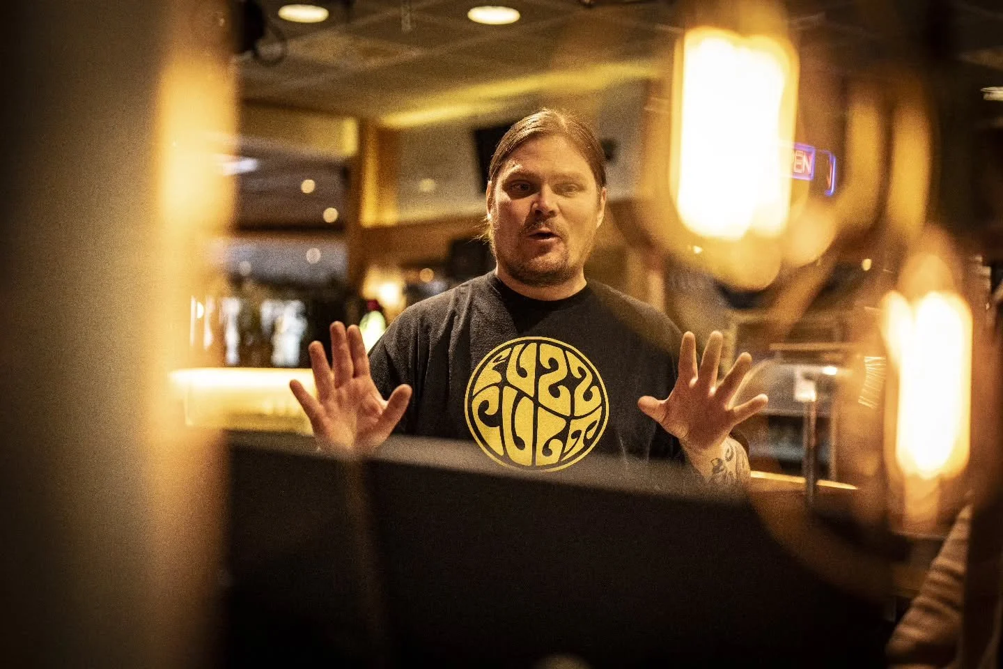 S&aring; h&auml;r glad &auml;r Robert inf&ouml;r att f&aring; &aring;ka tillbaka till staden han f&ouml;ddes i. &Ouml;rebro ikv&auml;ll ihop med @gaupaband p&aring; @frimisorebro 🌵 Ses d&auml;r

📷@alexandra.m.petersen