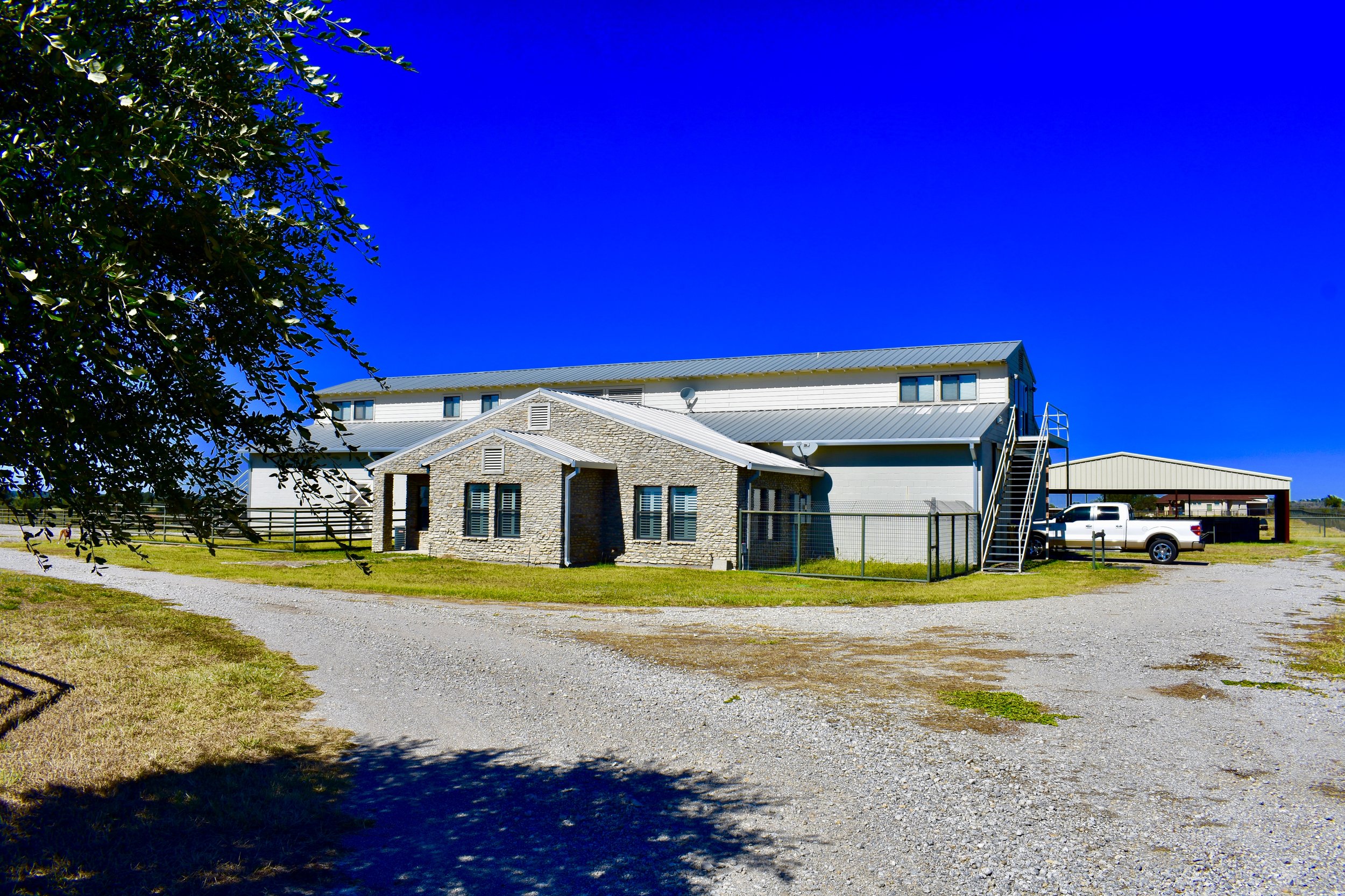 BARN & 50FT COVERED ARENA
