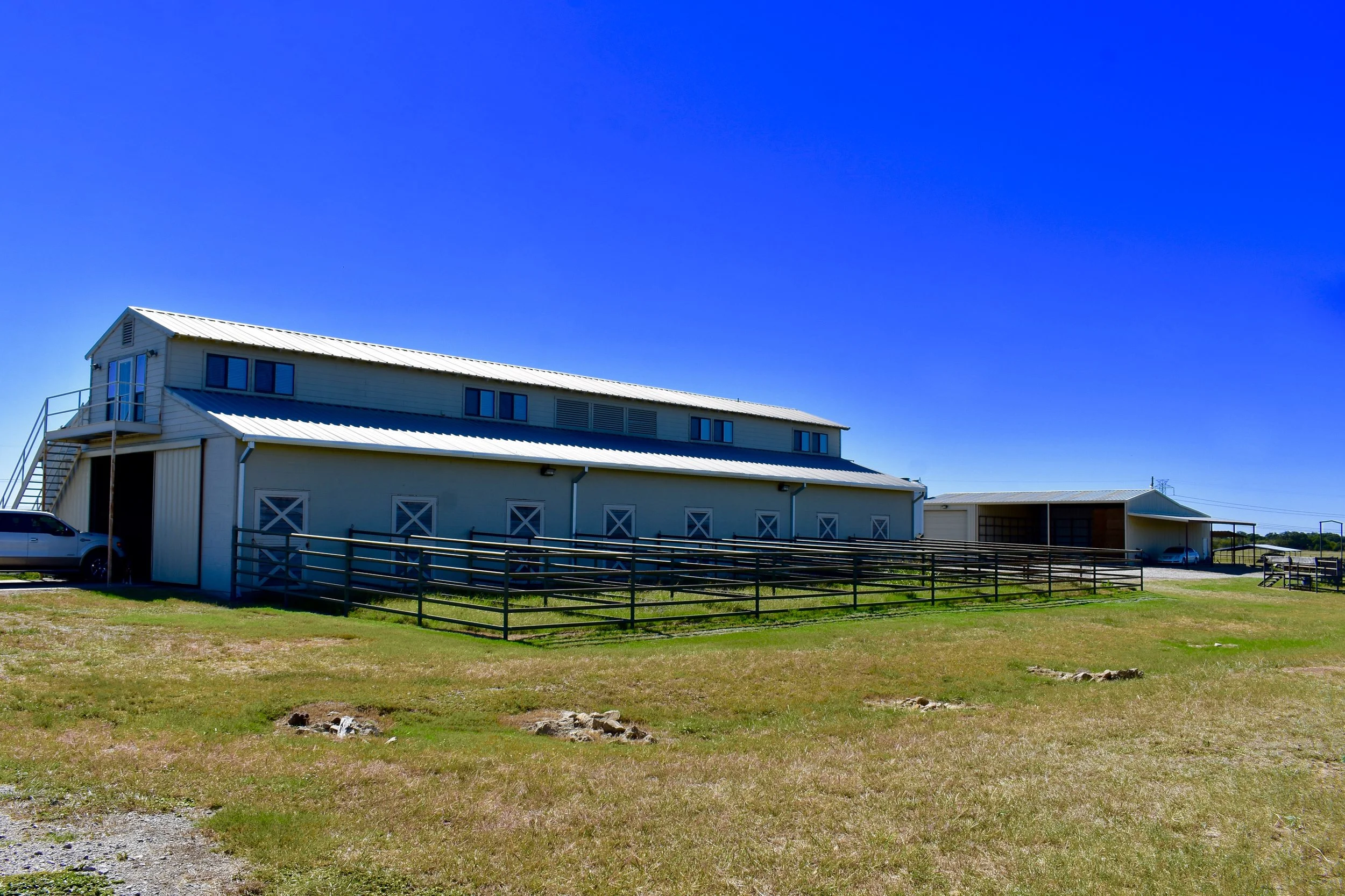 BARN (10) 12x12 STALLS & RUNS