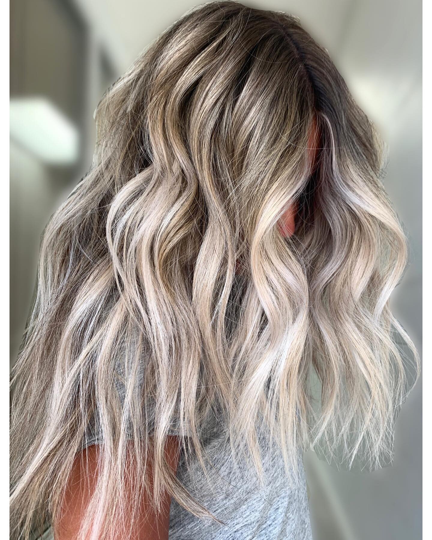 BLENDZ ON BLENDZ 🌊 
 
if your gradient don&rsquo;t look like that I don&rsquo;t want it! but in all seriousness, how bright and soft is that root yall?! we love a good grow out over here 

lightener_ 
@redken flash lift 
bond builder_ 
@olaplex 
roo