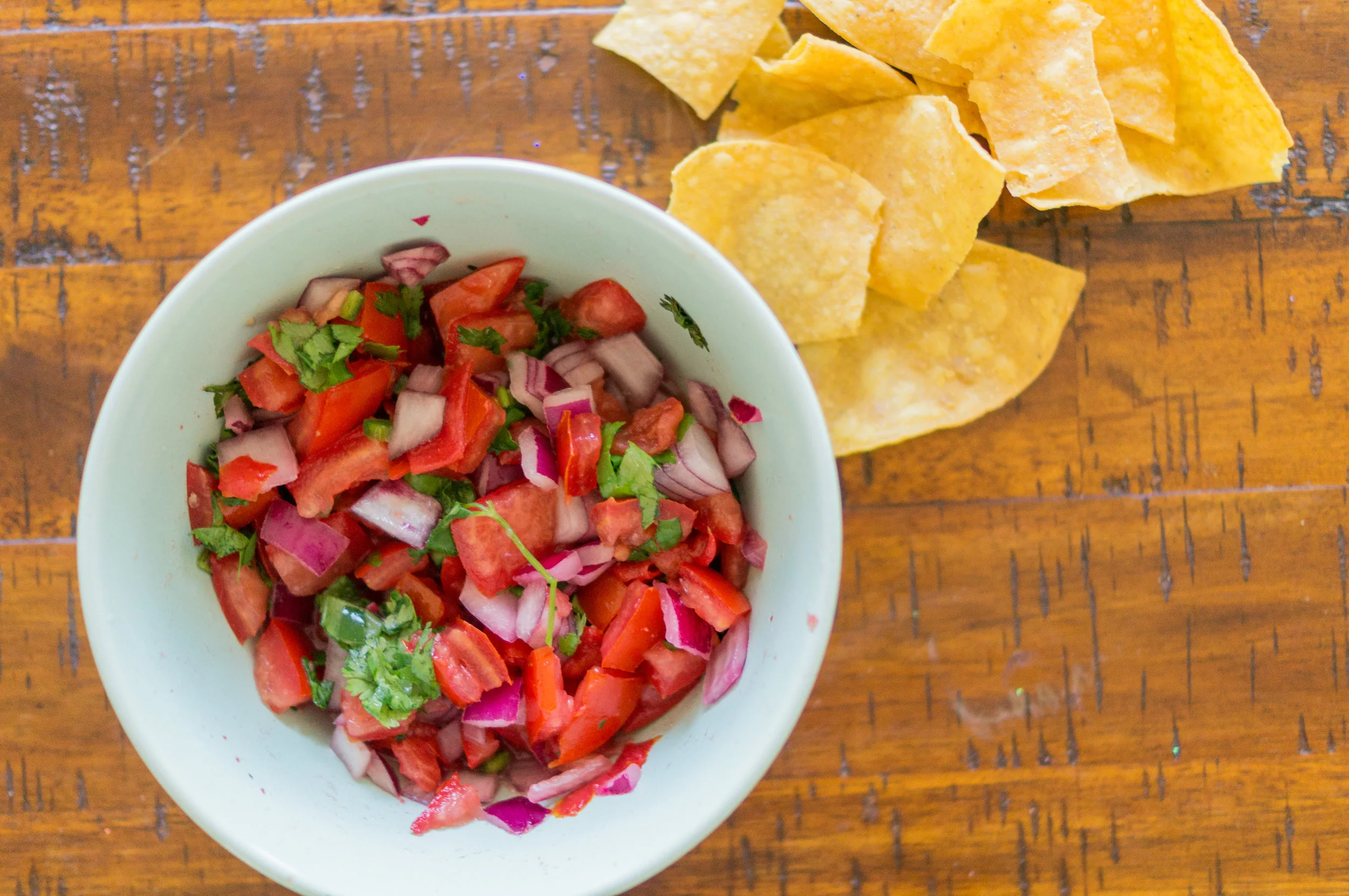 Vegan food, vegan recipes, vegan food blogger, chicago blogger, rorie raimondi, i am rorie, chicago food blog, food blogger recipes, easy to make vegan recipes, whole foods, easy to make pico de gallo, easy pico de gallo, quick pico de gallo, the quickest pico de gallo ever, pico de gallo, garlic, tomatoes, cilantro, jalapeño, lime, salt , snack, latinamerican food, salsa