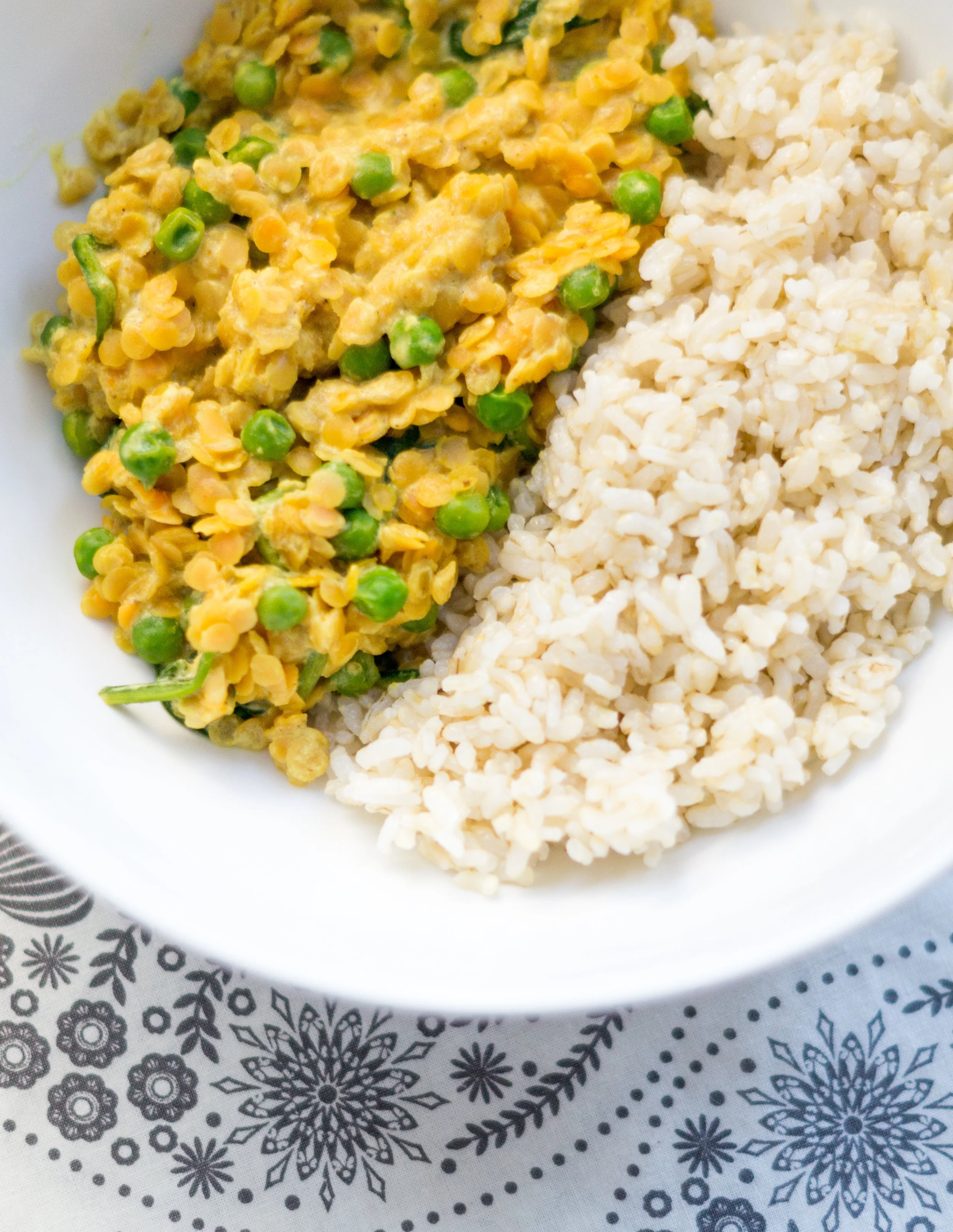 i am rorie, i am rorie recipes, whole foods, vegan food, vegan dinner, vegan protein, lentils, curry, indian food, vegan indian food, one pot meal, one pan meal, one pot vegan meal, salt, pink himalayan salt, green peas, peas, brown rice, red split lentils, coconut milk, reduced fat coconut milk, garlic, garlic powder, vegetable broth, curry powder, vegan meal prep, winter meal prep, vegan winter meal prep, new year diet meal prep, chicago vegan blog, vegan blogger, vegan recipes, chicago blogger, food blogger, vegan food blogger, delicious vegan food, vegan health, vegan lifestyle, vegan diet, vegan weight loss