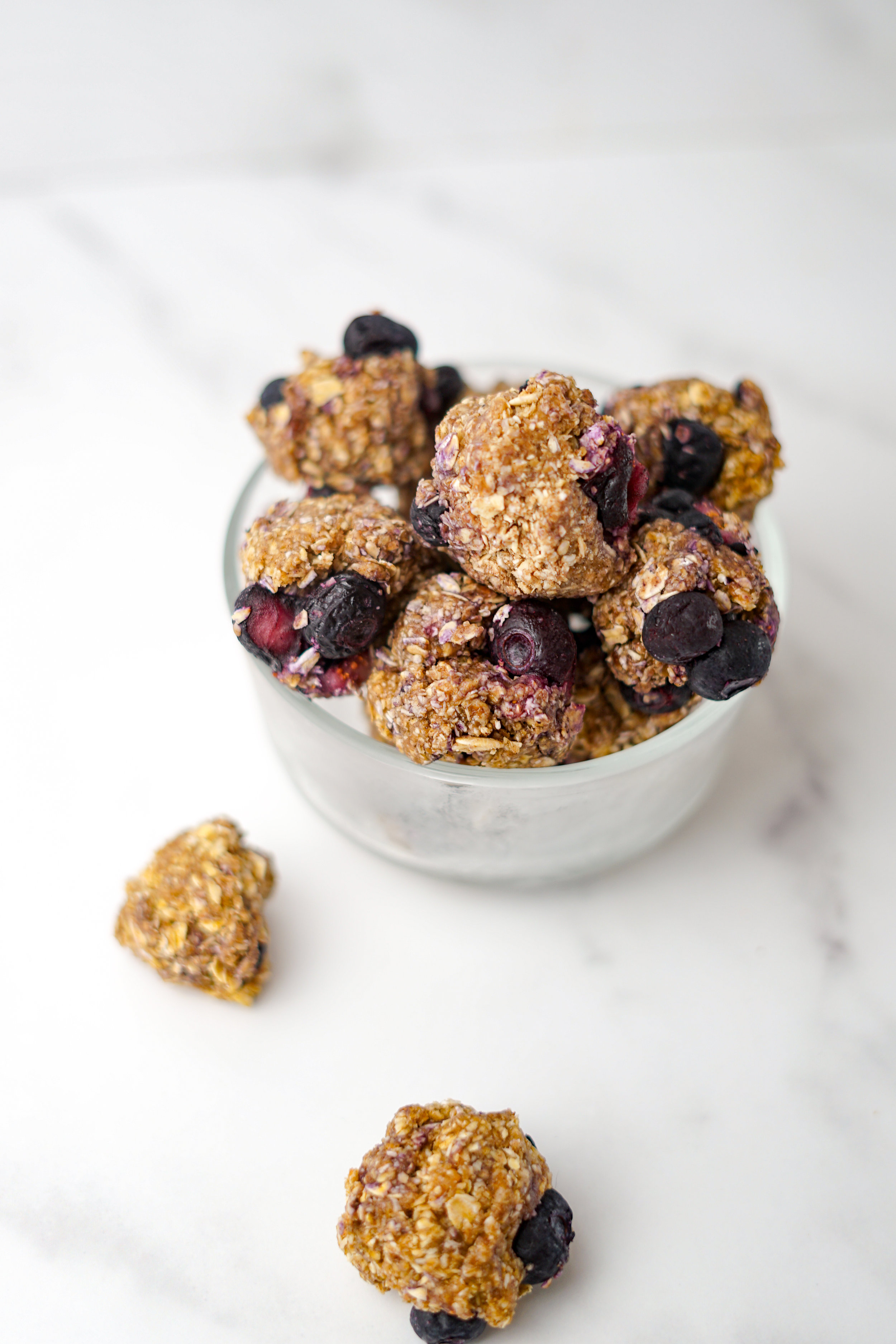 easy vegan breakfast, vegan meal prepping, vegan meal prep breakfast, vegan breakfast to go, oatmeal cookie, oatmeal cookie flavored recipe, how to make vegan breakfasts, vegan breakfast recipe, how to make easy vegan breakfast, blueberry oatmeal, energy balls, vegan energy balls, vegan breakfast energy balls, blueberry oatmeal energy bites, vegan snacks, easy vegan snack, how to make an easy vegan snack, vegan oatmeal cookie recipe, breakfast substitute, how to meal prep vegan, how to vegan meal prep, i am rorie vegan meal prep, i am rorie, i am rorie vegan, vegan chicago blogger, chicago food blogger, vegan chicago food blogger, 