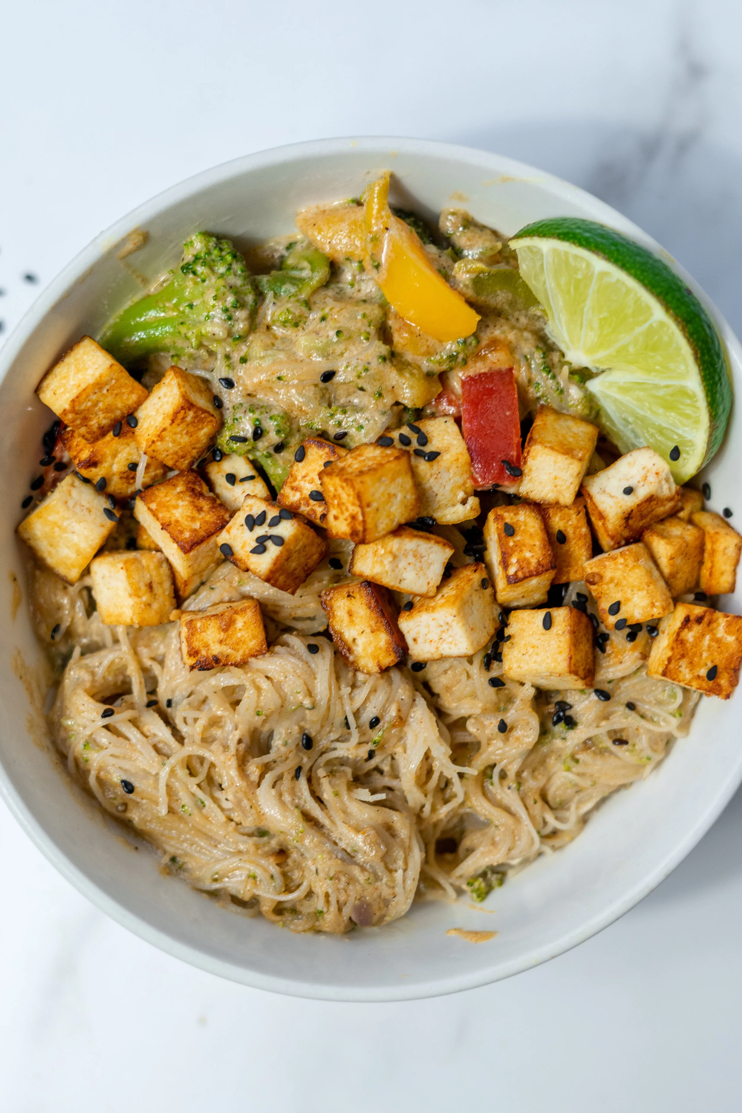 i am rorie, food blogger, vegan food blogger, curry recipe, easy curry recipe, vegan curry recipe, how to make curry, curry noodles, garam masala, curry, ginger, indian food, vegan indian recipes, chicago food blogger, chicago vegan food blogger, tofu, how to cook tofu, crispy tofu recipe, crispy tofu, how to make crispy tofu, sesame seeds, sesame oil, i am rorie curry recipe, broccoli, bell peppers, rice noodles, recipe using rice noodles, easy vegan recipes