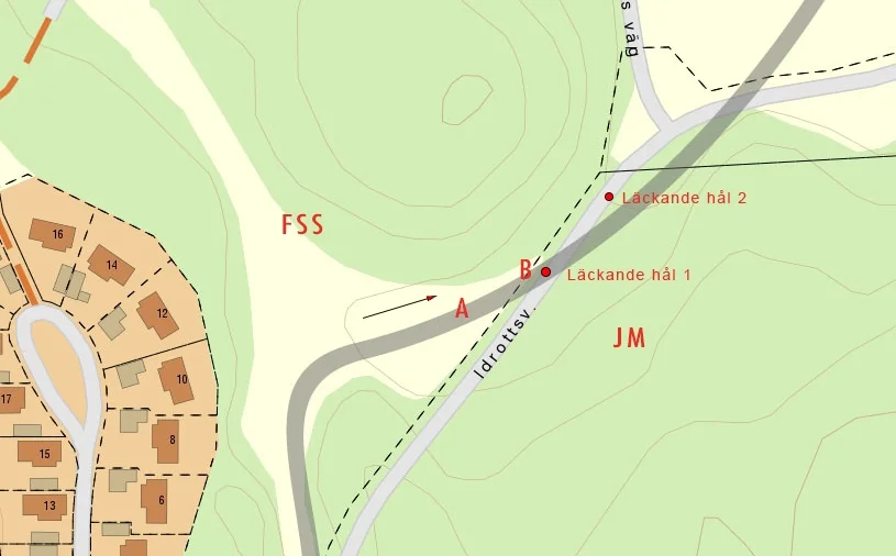 Rörets dragning och fastighetsgränser. Hålen i Idrottsvägen ligger på JM:s mark men FSS anser att läckan på röret antagligen ligger högre upp, ungefär vid punkten A.