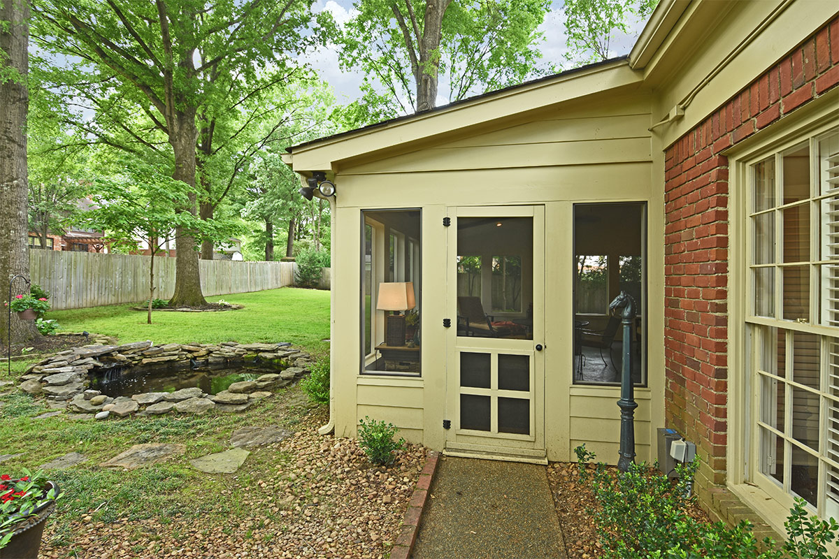2080hawthornehill_scPorchEnt.jpg