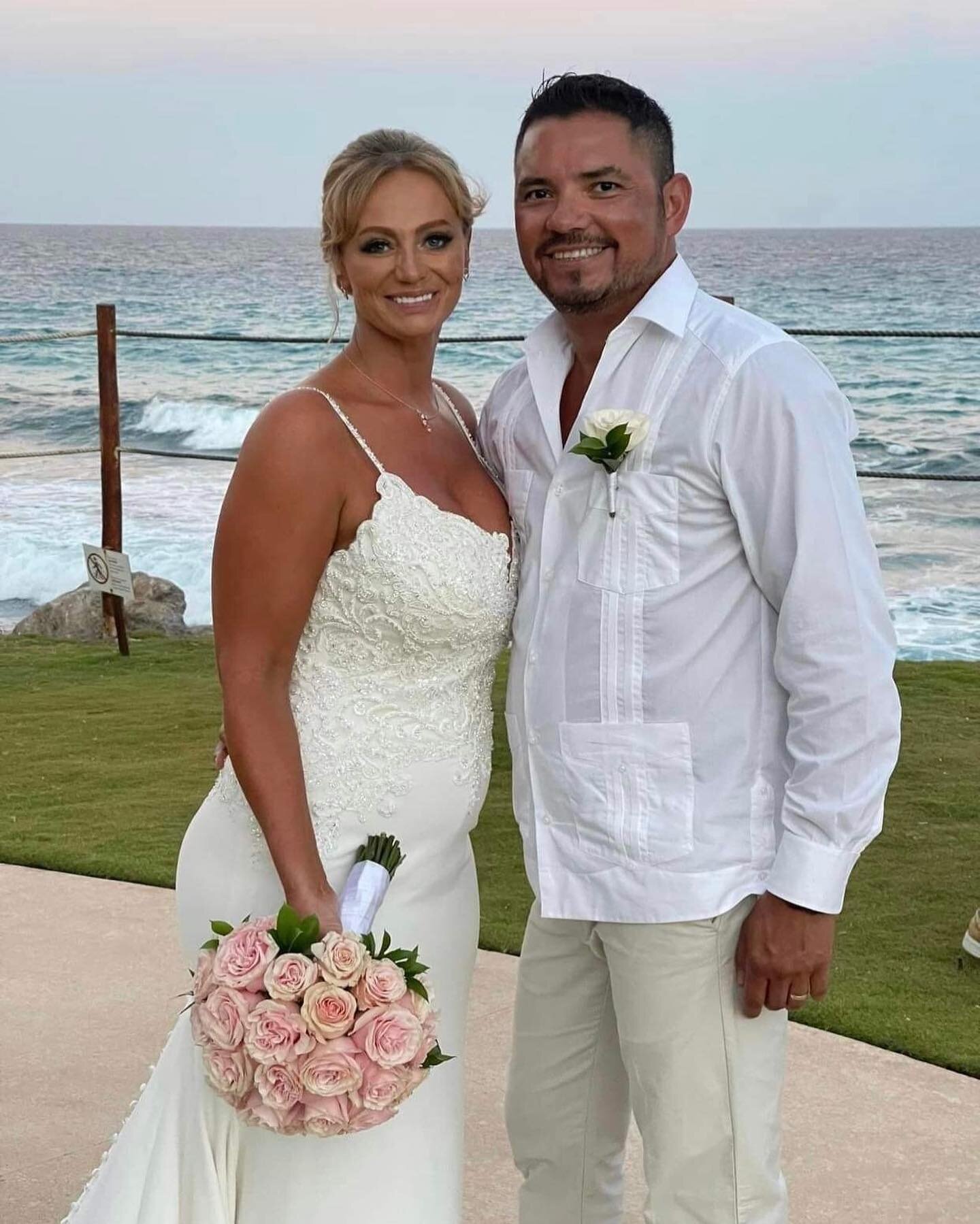Gorgeous bride glowing on her wedding day! 
👰🏼&hearts;️🤵🏽💍💐#brideandgroom #weddingday #bridalglow #destinationweddingsmexico #destinationwedding #bestfriendsforever #cancun #ido #bridalglow #luxurylifestyle #mobilespraytan #sunkissedplaya💋