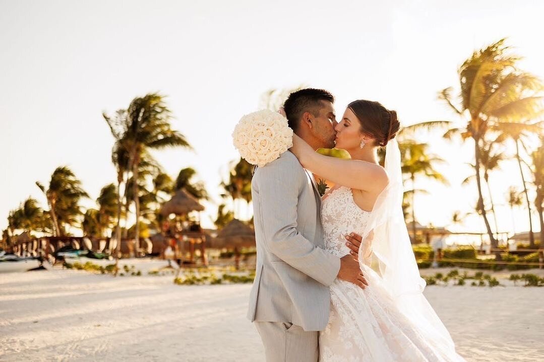 Love is in the air!  #Destinationwedding #beach #wedding #husbandandwife #sunfunandinlove#weddingvibes #brideandgroom #rivieramaya #mexico #bridalglow #spraytan #luxury #tannedbyfritzia #sunkissed #sunkissedplaya💋