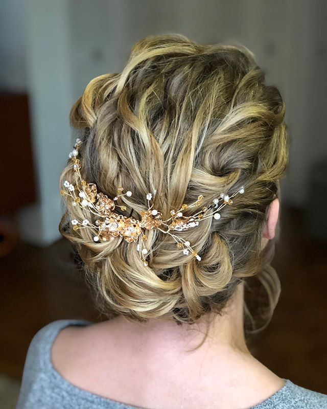 I love working with a clients natural curl! Sneak peak into yesterday&rsquo;s bridal trial. ❤️ if you love a textured romantic updo.
.
.
.
.
#updo #bridalhair #bridalupdo #blondehair #detroithairstylist #detroitwedding #bridalinspo #curlyhair #curlyu