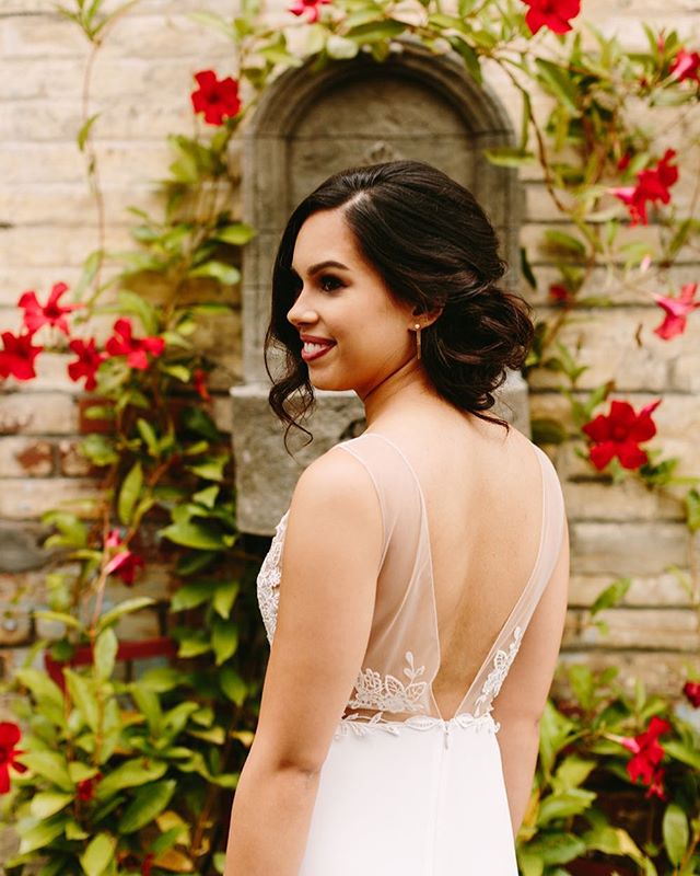 Guys, I just can&rsquo;t stop posting this gorgeous bride and @karenobrist &lsquo;s ridiculous photos of her. Karen has such an incredible ability to capture a wedding as the magical fairytale it feels like. All the feels!!!
.
.
#newyorkbride #newyor