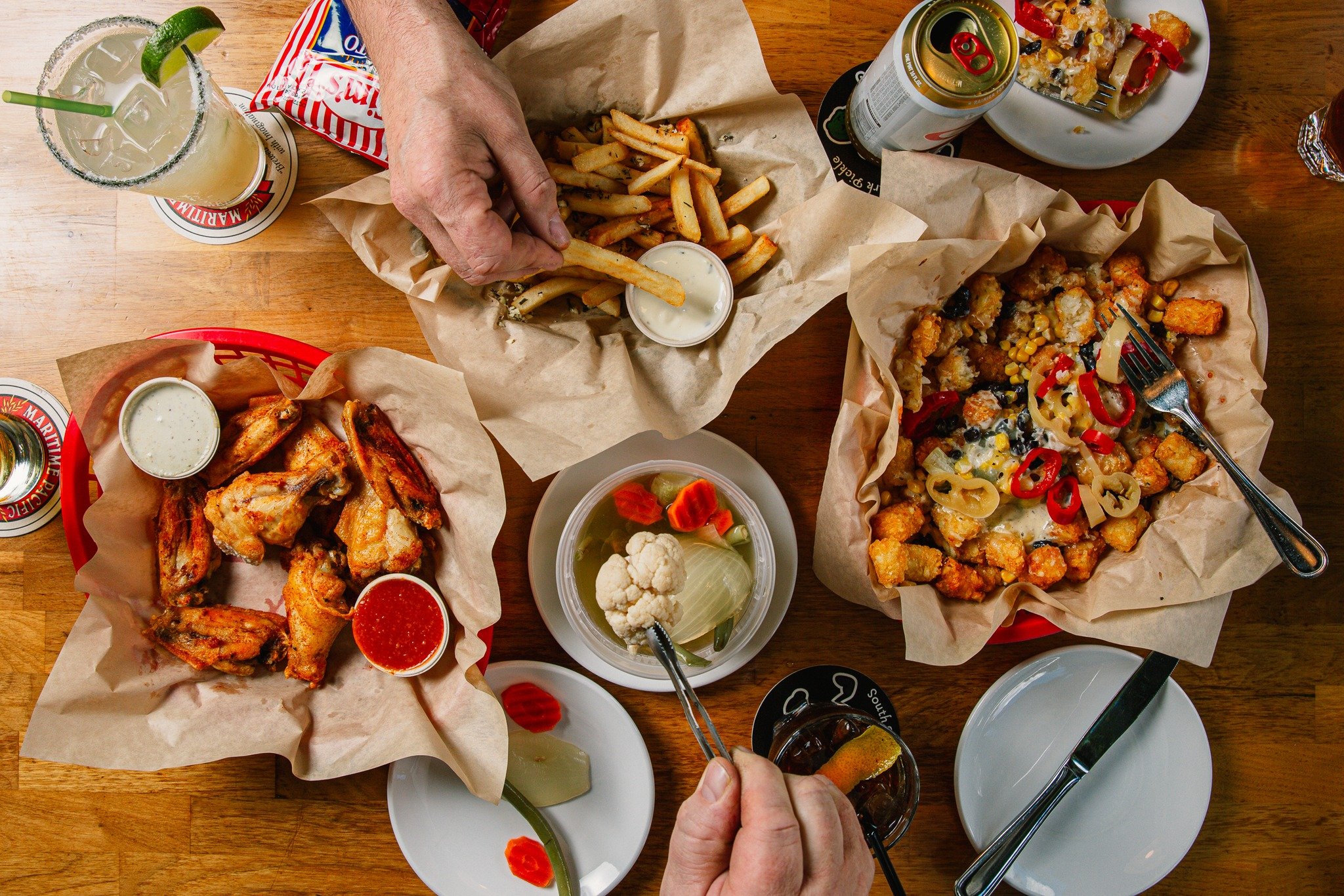 It's Friday!  Get ready for your Happy Hour!!! 

 #eddiesspecial #uncleeddiessouthpark #happyhour #happyhourseattle #seattlehappyhour #seattlehappyhours #chickenwings #chickenwings🍗