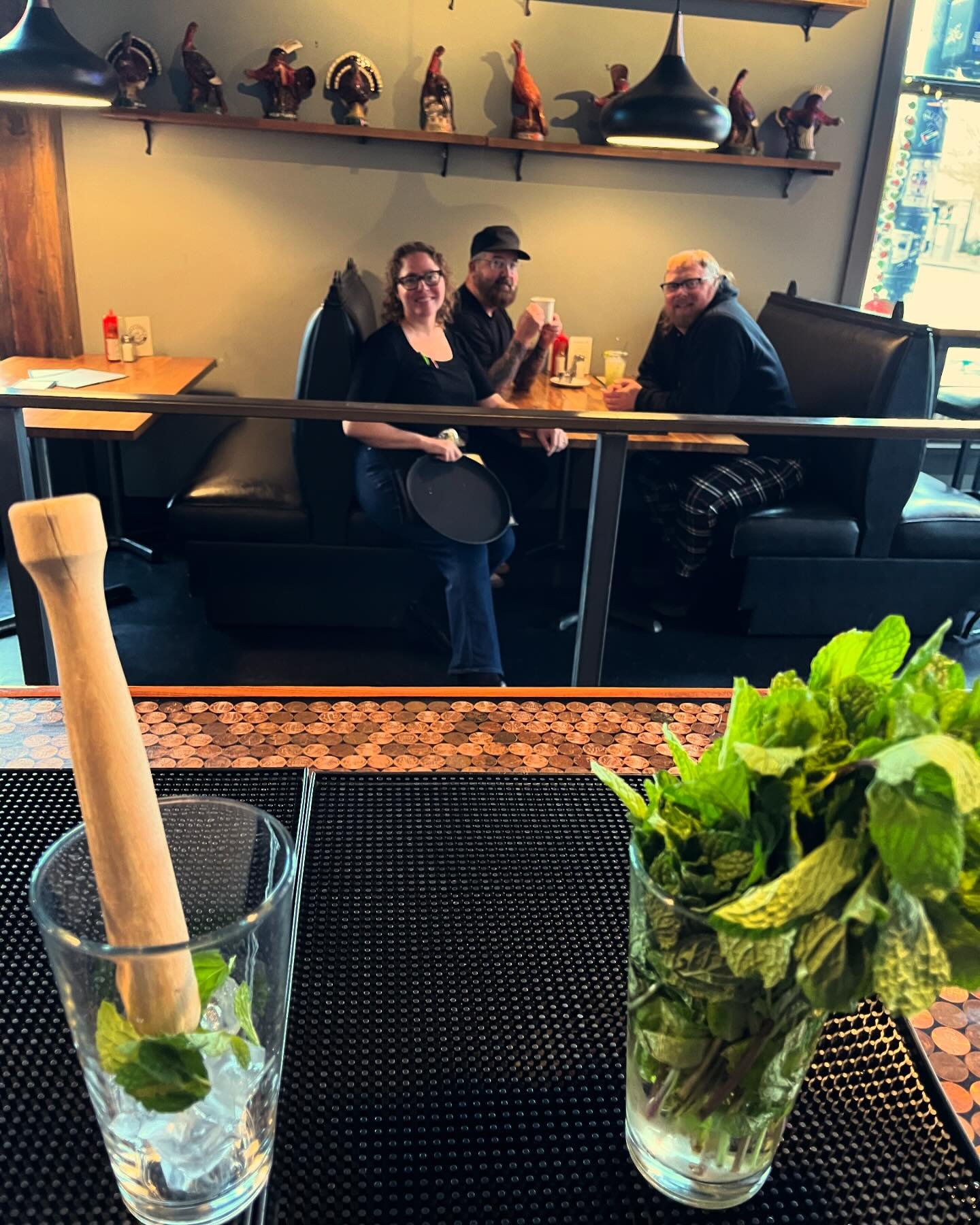 You know brunch is starting right with a Mojito Mimosa. Bring it on down to SOUTH PARK! #uncleediessouthpark #mimosa #seattlebrunch #sundayfunday #seattlefoodie