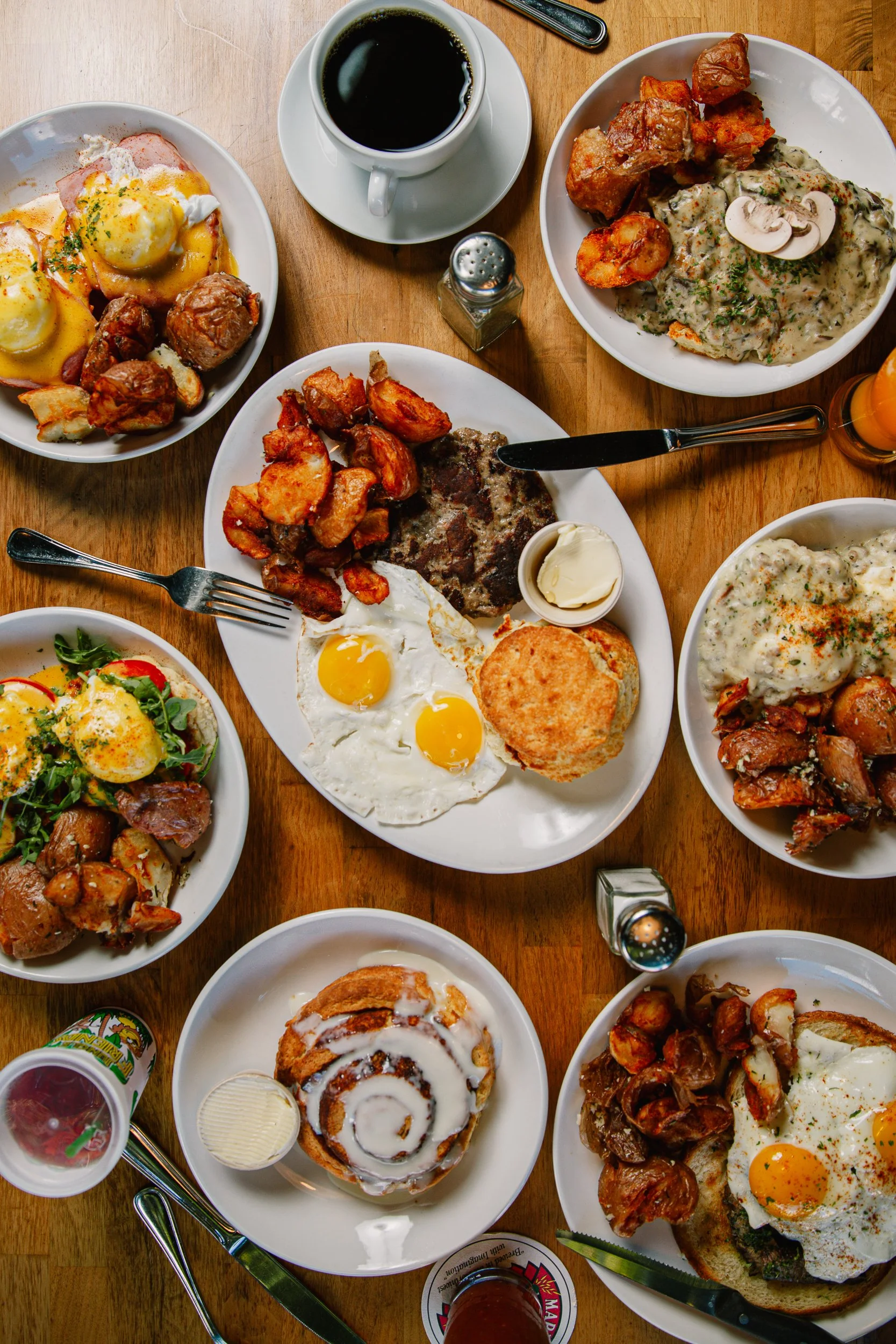 brunch-cafe-table-items-eggs-biscuit-gravy-cinnamon-roll-south-park-seattle