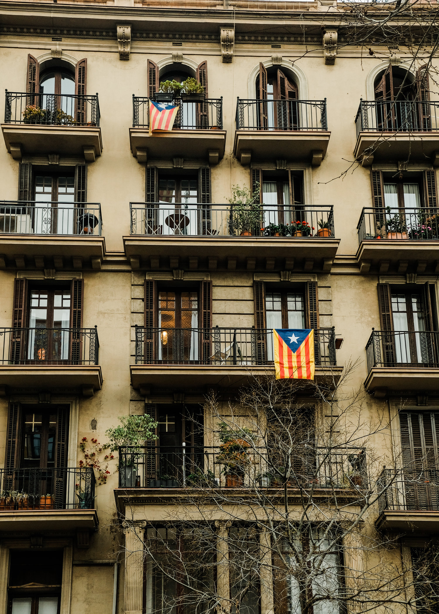 La Estelada Blava, the most popular flag that one will notice on display in Barcelona stands as the symbol of the separatist movement in Catalonia and represents their desire to gain independence from the rest of Spain. In a time as politically turbulent as the present, hanging a flag is the resultant of the human need to identify oneself as a member of a group in terms of political preferences, and to express to the world one’s opinion. 