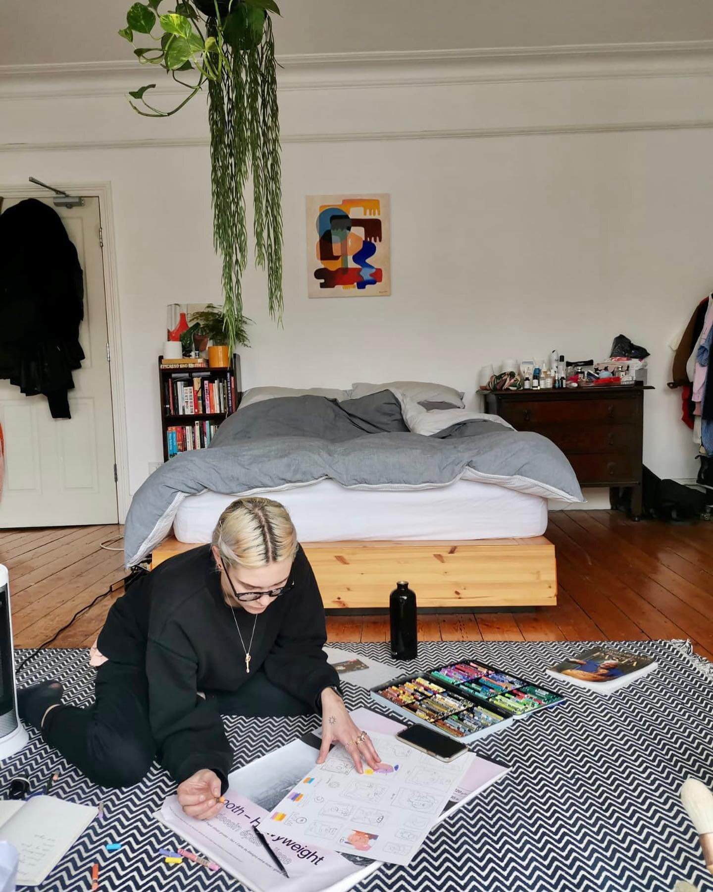 Hello

📷 by @emmascull 

#artist #drawing #home #floor #work #designer #hello #art #thatsme #homestudio #bedroomstudio #covid #wfh #sketches #wip #portrait #ihavetoomuchskincare #carlucciopasta