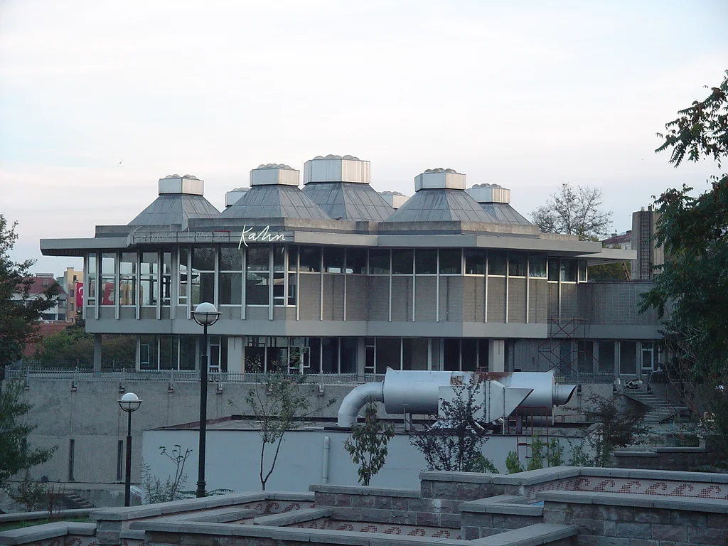 The exterior of Atatürk Kitaplığı. Courtesy of Francis Jonckheere, Flickr .