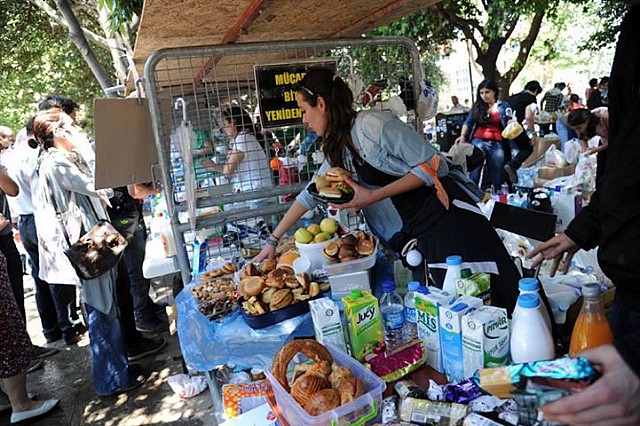 The Gezi Kitchen during the 2013 protests, courtesy of Arkitera . Click photograph for more and source.