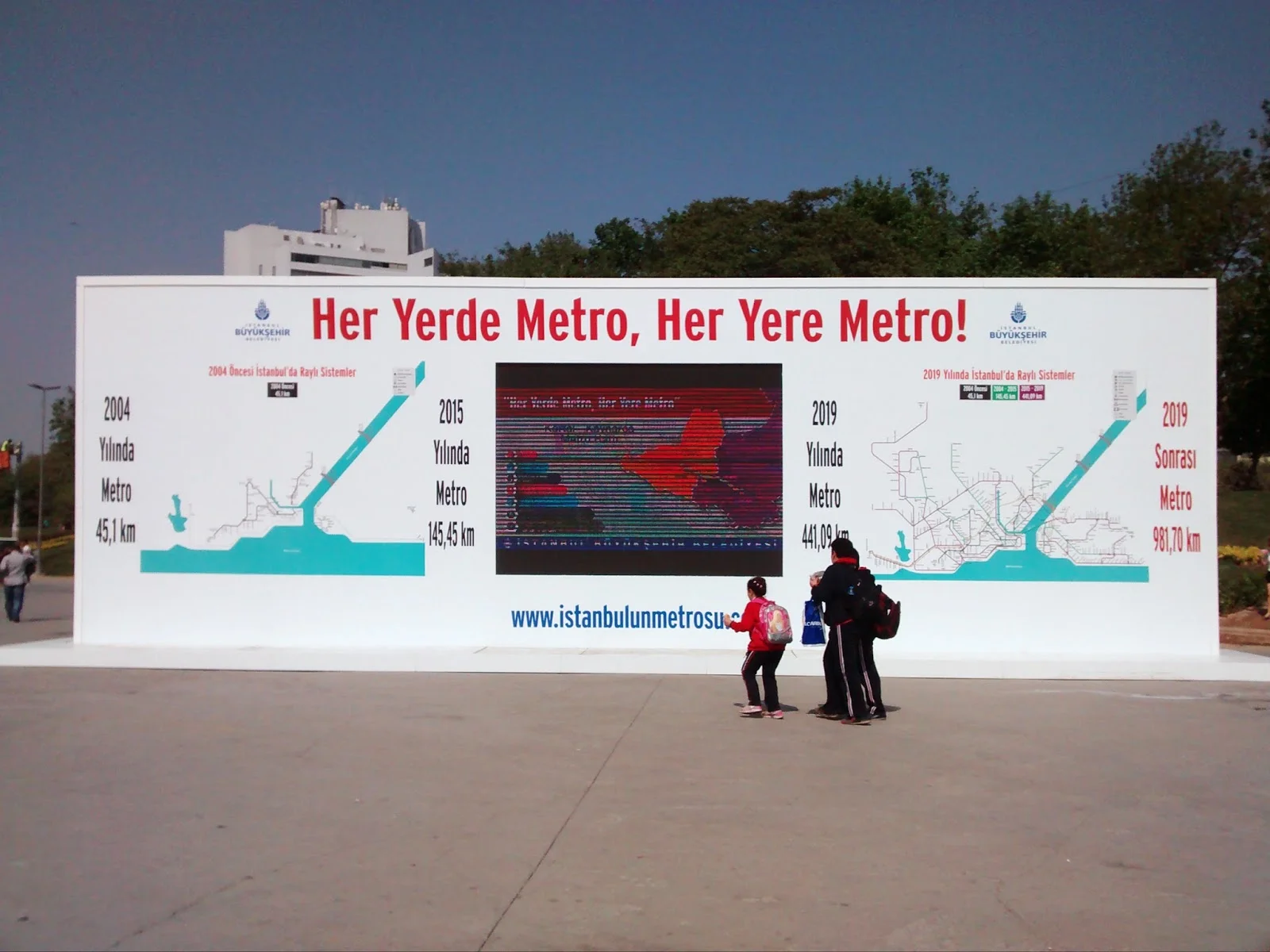 A 2015 advertisement: "Metro from everywhere, to everywhere". Via Latin for Honey .
